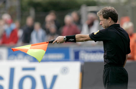 Leif Lindberg, assisterande domare, linjedomare, flagga,