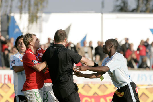 Slagsmålet mellan Fabio Augusto och Joseph Elanga. Domaren