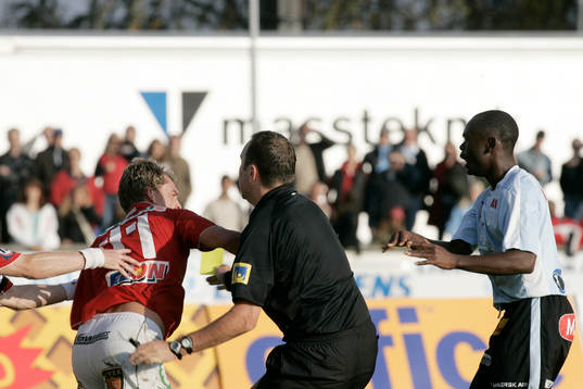 Slagsmålet mellan Fabio Augusto och Joseph Elanga. Domaren