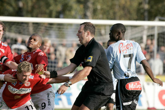 Slagsmålet mellan Fabio Augusto och Joseph Elanga. Domaren