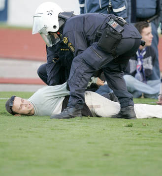 Tyska supportrar tas omhand med handfängsel