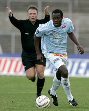 Fortsätt spela, dirigerar domaren Andreas Kovic till