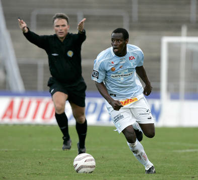 Fortsätt spela, dirigerar domaren Andreas Kovic till