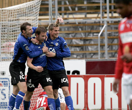   1-0, Tommy Jönsson grattas av Joel Borgstrand och Markus Rosenberg
