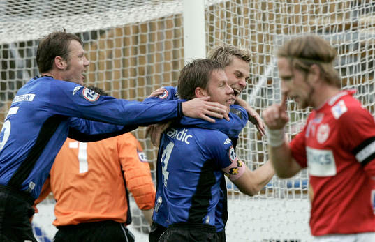  1-0,  Tommy Jönsson grattas efter målet av Joel Borgstrand och Markus Rosenberg.