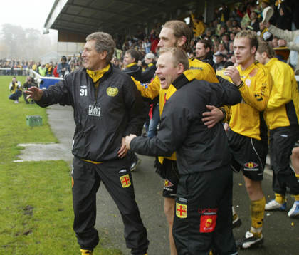  Mjällby är klara för superettan. Sören Cratz, Thomas Andersson, Andreas Svensson och Marcus Ekenberg, Mjällby, jubel.