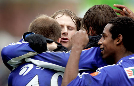 Tommy Bergersen och Kalle Ljungberg grattar Jonas