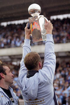  Jon Inge Höiland höjer segerpokalen, pokal. (SM-guld, guld, jubel)