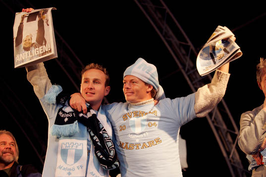  Jon Inge Höiland och Andreas Yngvesson med guld-löpsedlarna. Mottagning av segrarna på Stortorget i Malmö. (SM-guld, guld, Svenska Mästare, jubel)