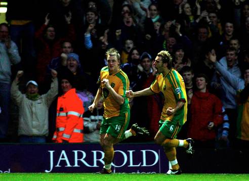  Mathias Svensson och Darren Huckerby, Norwich Jubel