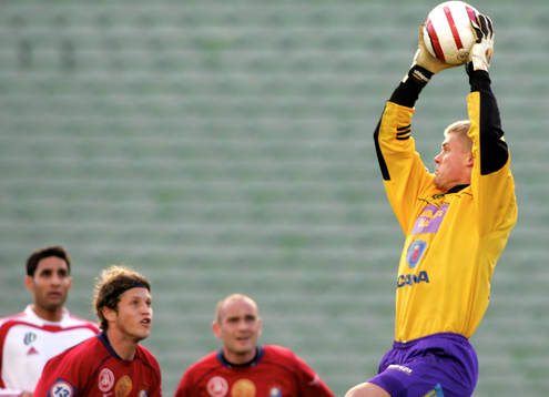 Erland Hellström, målvakt Assyriska går ut och plockar