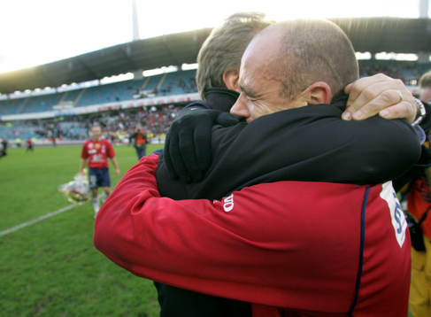 Jukka Ikäkäinen, tränare Örgryte kramar om Tryggvi