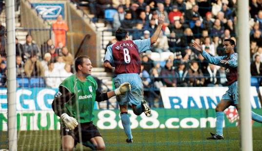   Gavin McCann, Aston Villa, jubel efter 1-1 