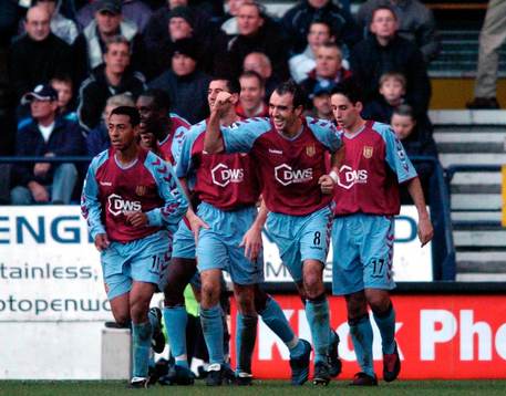  Gavin McCann, Aston Villa, jubel med Nolberto Solano och Peter Whittingham 
