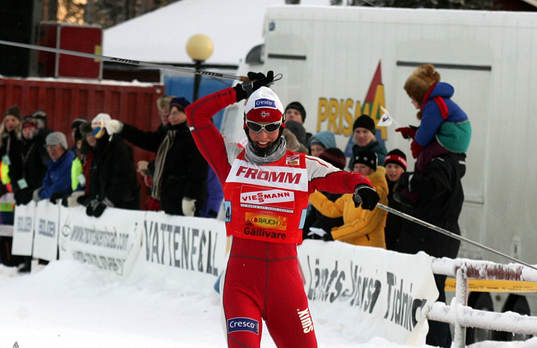 Skidor. World Cup. Marit Björgen går i mål på