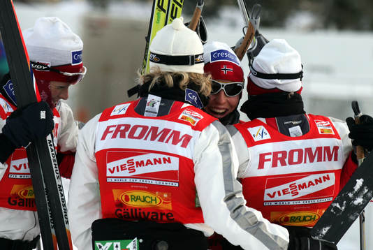 Skidor, World Cup. Norska laget kramar om Marit Björgen