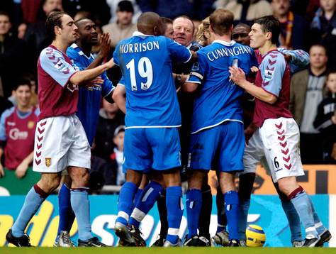   Domaren Steve Dunn försöker sära på Clinton Morrison, Kenny Cunningham, Robbie Savage, Birmingham och Gareth Barry and Jlloyd Samuel, Aston Villa 