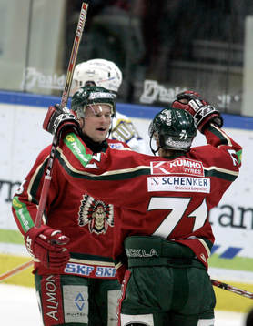  Ronni Sundin grattas av Tommi Kallio.