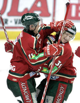   Per-Johan Axelsson och Magnus Kahnberg, jubel. 