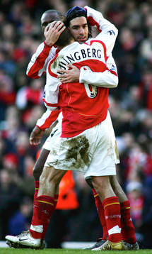  Robert Pires kramar om Fredrik Ljungberg, Arsenal, (jubel) 