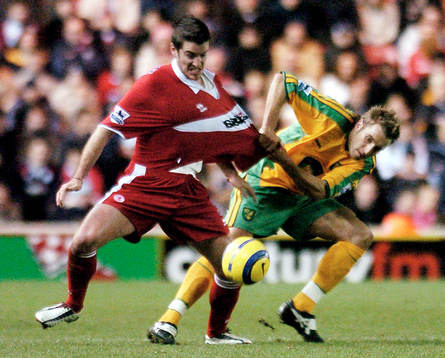 Franck Queudrue, Middlesbrough och  Darren Huckerby, Norwich. Tröjdragning.