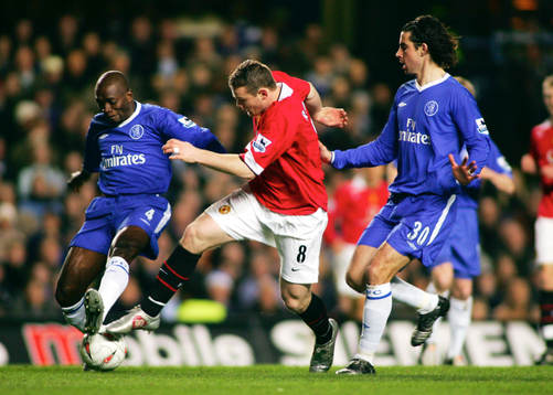  Manchester Uniteds Wayne Rooney i närkamp med  Claude Makelele och Tiago, Chelsea. 