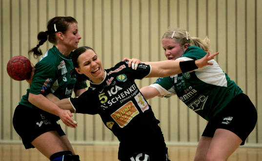  Trine Hansen-Blomqvist, S‰vehof tar sig fˆrbi Katrin Bjˆrk och en annan ÷nneredspelare. 