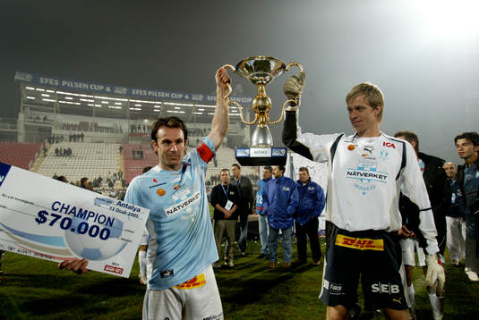 Fotboll, Efes Pilsen Cup, Malmö FF - Spartak Moskva.  Malmö FF vann hela turneringen och jublar på podiet. Hasse Mattisson och Mattias Asper jublar.