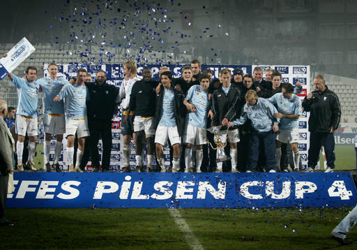 Fotboll, Efes Pilsen Cup, Malmö FF - Spartak Moskva.  Malmö FF vann hela turneringen och jublar på podiet.