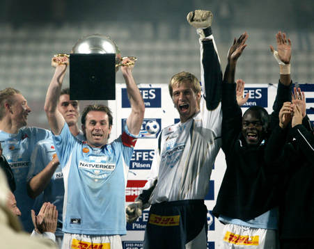 Fotboll, Efes Pilsen Cup, Malmö FF - Spartak Moskva. Malmö FF vann hela turneringen och jublar på podiet. Hasse Mattisson och Mattias Asper jublar.