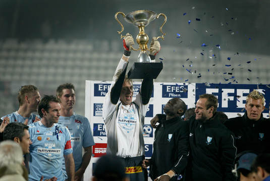 Fotboll, Efes Pilsen Cup, Malmö FF - Spartak Moskva.  Malmö FF vann hela turneringen och jublar på podiet. Mattias Asper höjer bucklan.