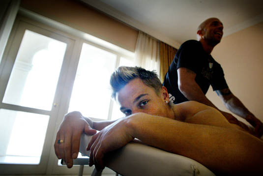 Markus Rosenberg får massage