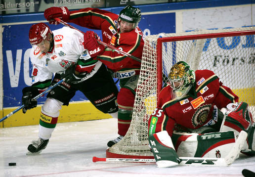 Dan Hinote, Modo försöker ta köksvägen in till Henrik