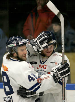 1-2, Tony Mårtensson, som grattas av Johan Lindström
