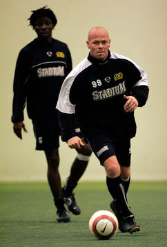 Fotboll, Allsvenskan, Stig Tˆfting, H‰cken gˆr sin fˆrsta officiella tr‰ning med laget. I bakgrunden Jimmy Dixon. 