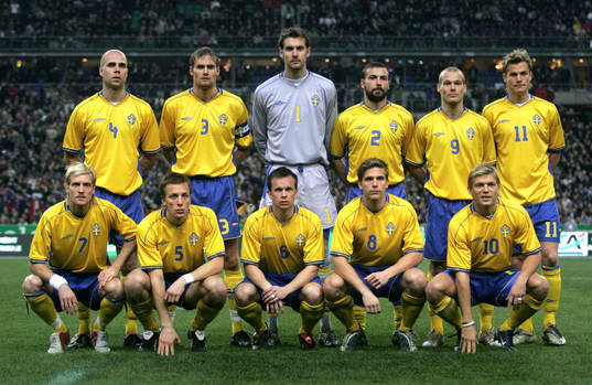  Bakre fr.v. Teddy Lucic, Olof Mellberg, Andreas Isaksson, Alexander Östlund, Fredrik Ljungberg, Markus Rosenberg. Främre fr.v. Christian Wilhelmsson, Erik Edman, Tobias Lindroth, Anders Svensson, Marcus Allbäck
