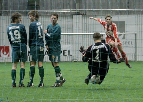 Vallentuna - Skövde. Vallentuna krutar, men Skövdes