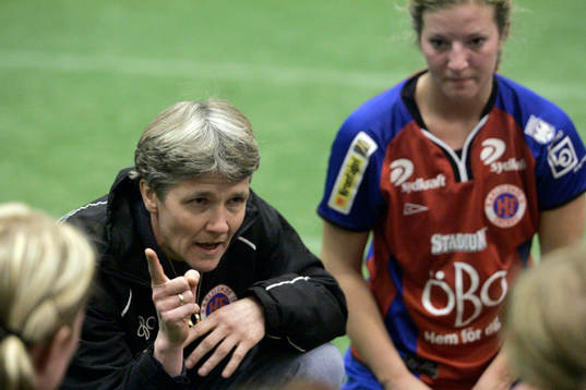 Dam, Örebro - Hammarby. Pia Sundhage smider planer för