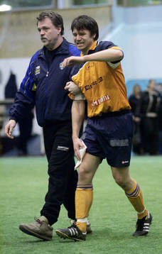 Lund - Bollnäs, en av Bollnäs spelare hjälps ut skadad