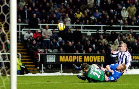  Damien Duff, Chelsea skadas i en kollision med Carlo Cudicini, Chelsea och Steven Carr, Newcastle