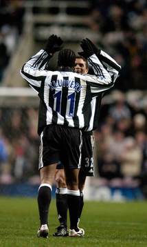Patrick Kluivert och Laurent Robert, Newcastle (Jubel)