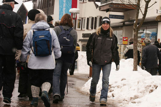 Skidor. VM. Emelie Öhrstig kopplar av med en promenad i