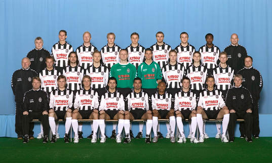  Bakre raden från vänster: Alan Parr (materialförvaltare), Jon Jönsson, Jörgen Petterson, Matthias Eklund, Antti Okkonen, Jesper Westerberg, Johan Norell, Onyekachi Amuneke, Peter Lantz (massör).