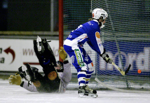Mattias Nilsson, Lidköping drar Pasi  Heikkanen, målvakt