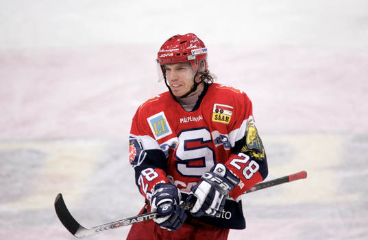 Mikael Samuelsson, Södertälje, jublar efter att slagit in 1-1 pucken på straff.
