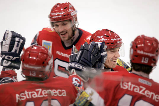  Mikael Samuelsson, Södertälje, jublar efter att slagit in 1-1 pucken på straff.