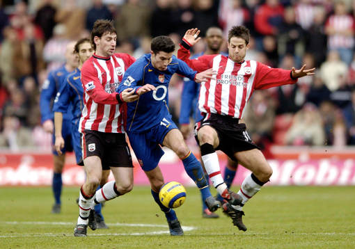  Southampton's Rory Delap och Jamie Redknapp försöker stoppa Arsenal's Robin Van Persie