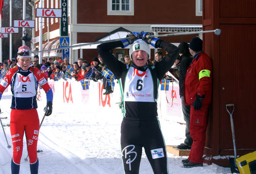  SOFIA BLECKUR, IK JARL, RÄTTVIK JUBLAR SEDAN HON BESEGRAT ÅSARNAS SOFIA LIND I SPURTEN PÅ TJEJVASAN.