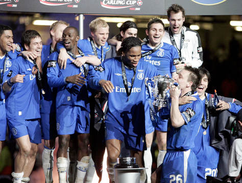  Chelseas lagkapten John Terry och Didier Drogba jublar med pokalen