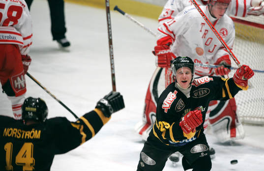  Martin Fjällby, AIK efter sitt andra mål. 